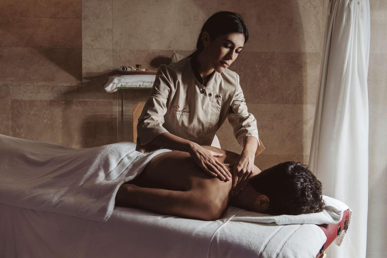 Palazzo Montemartini Rome, A Radisson Collection Hotel Luaran gambar A massage therapist working on a patient