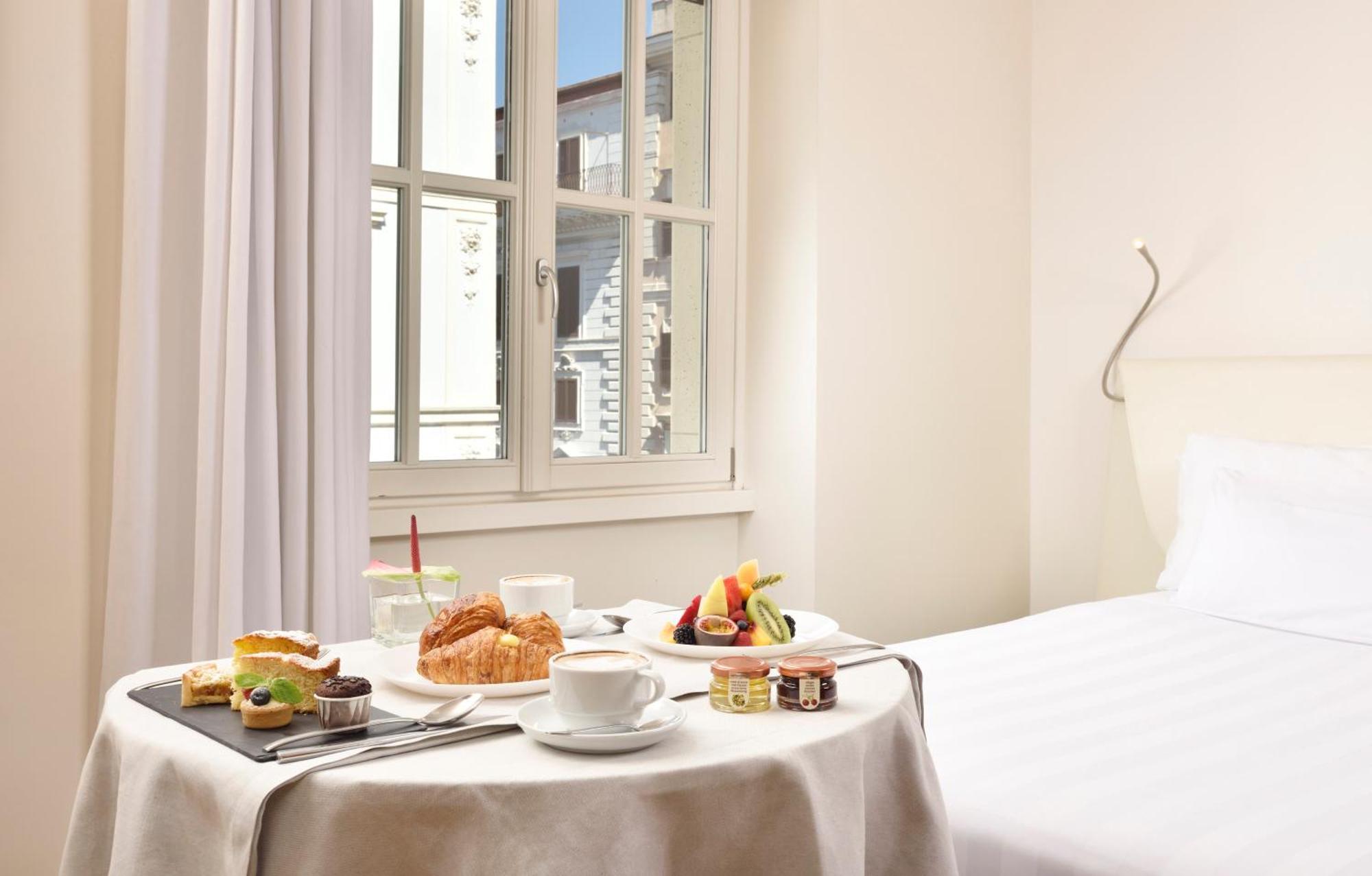Palazzo Montemartini Rome, A Radisson Collection Hotel Luaran gambar Breakfast in bed