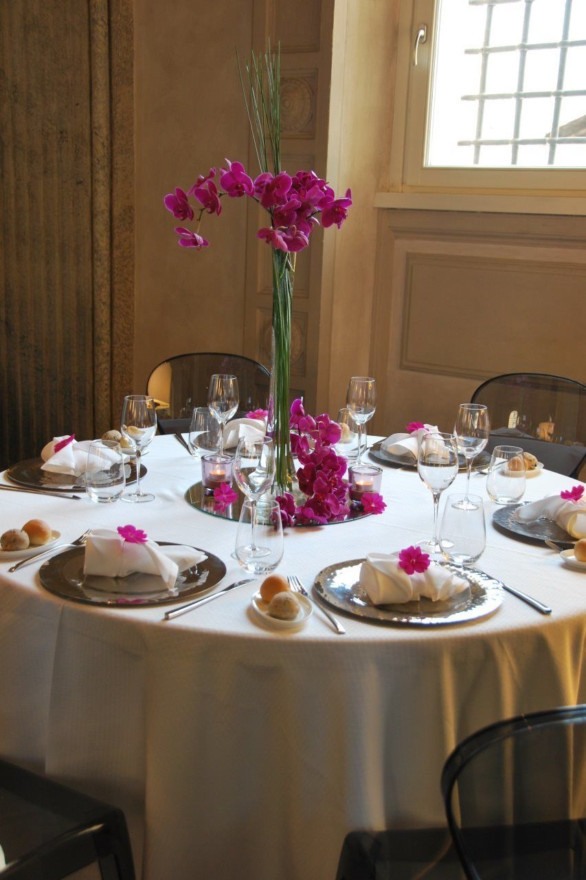 Palazzo Montemartini Rome, A Radisson Collection Hotel Luaran gambar A table set for a formal dinner